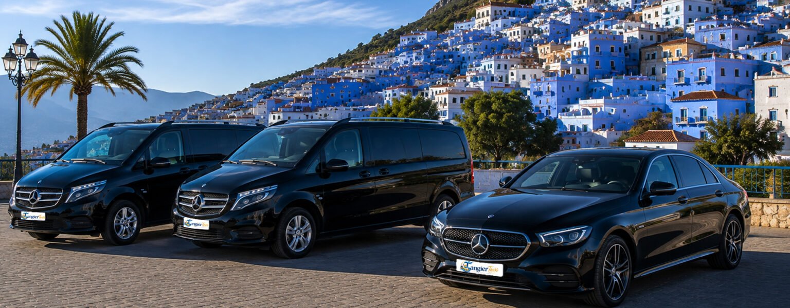 Contacter Transport Tangier : trois véhicules Mercedes-Benz noirs garés devant les maisons bleues de Chefchaouen, prêts pour votre transfert ou votre excursion