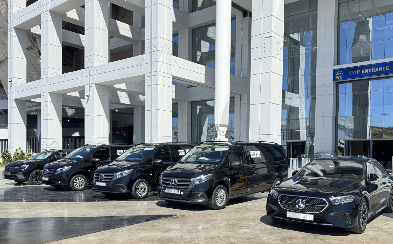 Chauffeur tenant une pancarte nominative pour un transfert aéroport Tanger, dans le hall des arrivées