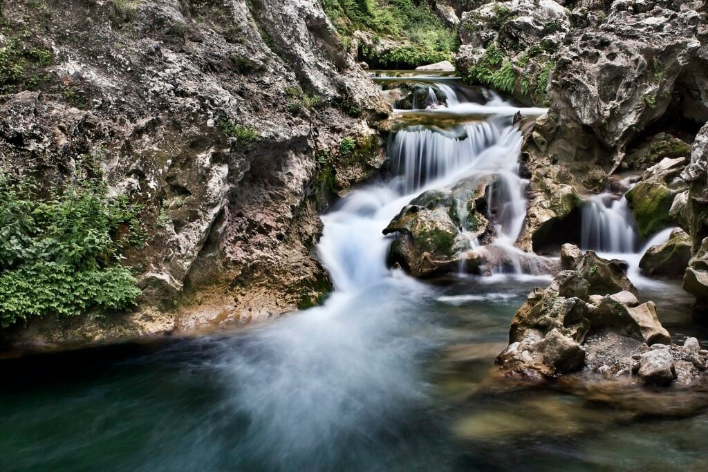 Cascades de la rivière sous les chutes, lors d’une excursion à Akchour