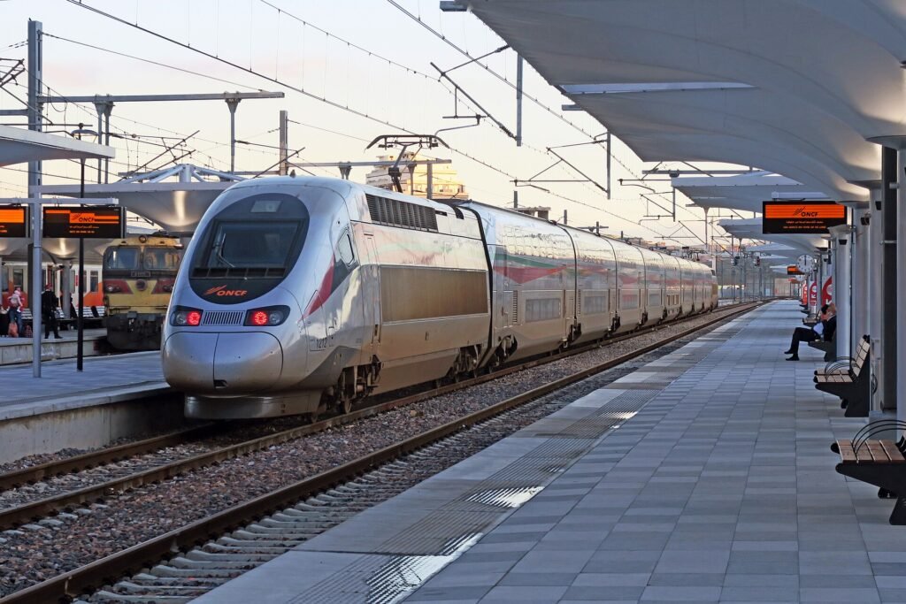 Tren de alta velocidad Al Boraq en el andén, recibido por un traslado estación Tánger Ville