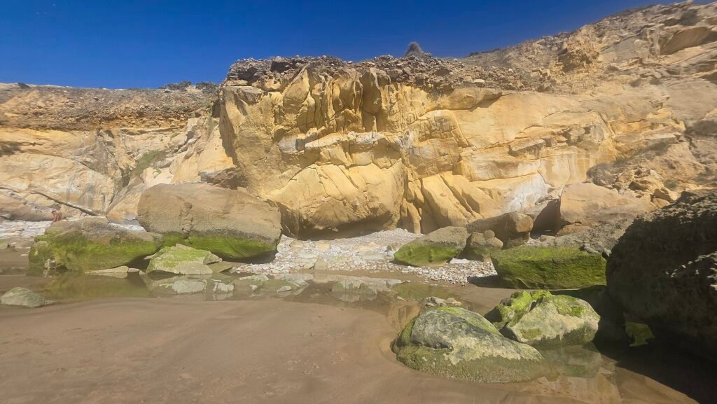 Rochers et sable sur la côte atlantique près d’Asilah, lors d’une excursion à Paradise Beach