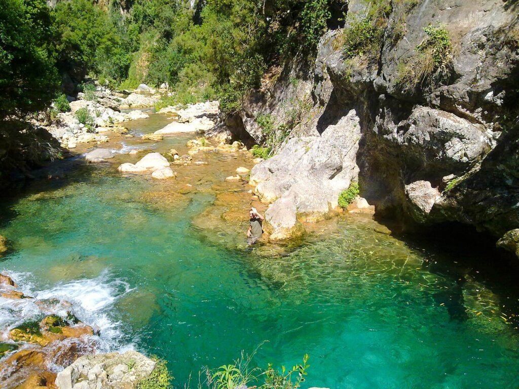 La rivière qui coule sous le pont de Dieu, dans le parc national de Talassemtane