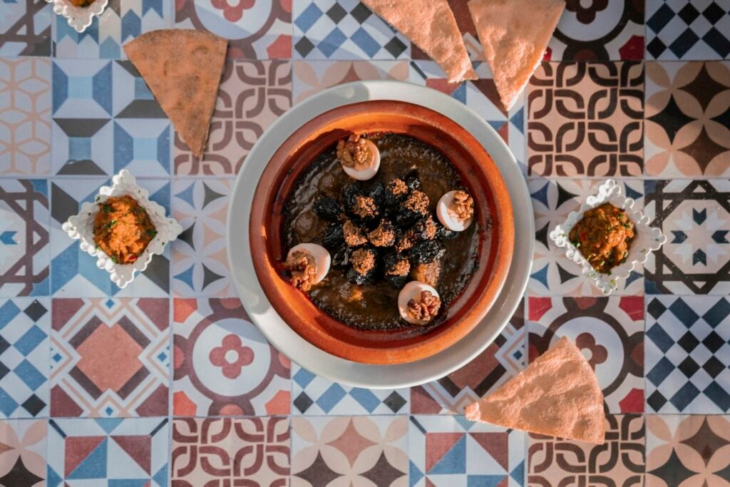 Tajín con pan tafernout, parte de la comida callejera en Tánger