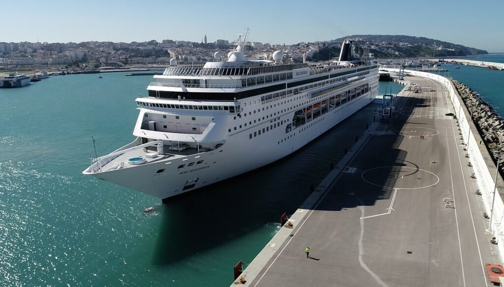 Crucero atracado en el puerto de Tánger Ciudad, donde empieza un traslado puerto Tánger Ciudad privado